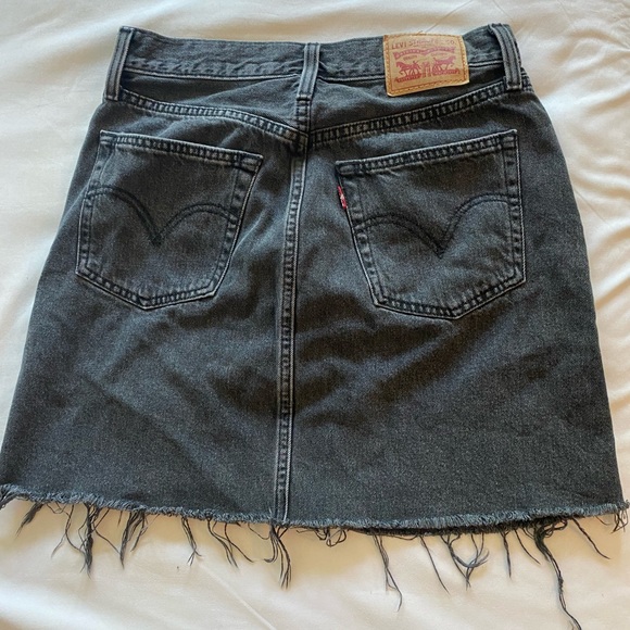 Levi’s black demin skirt - Picture 2 of 4